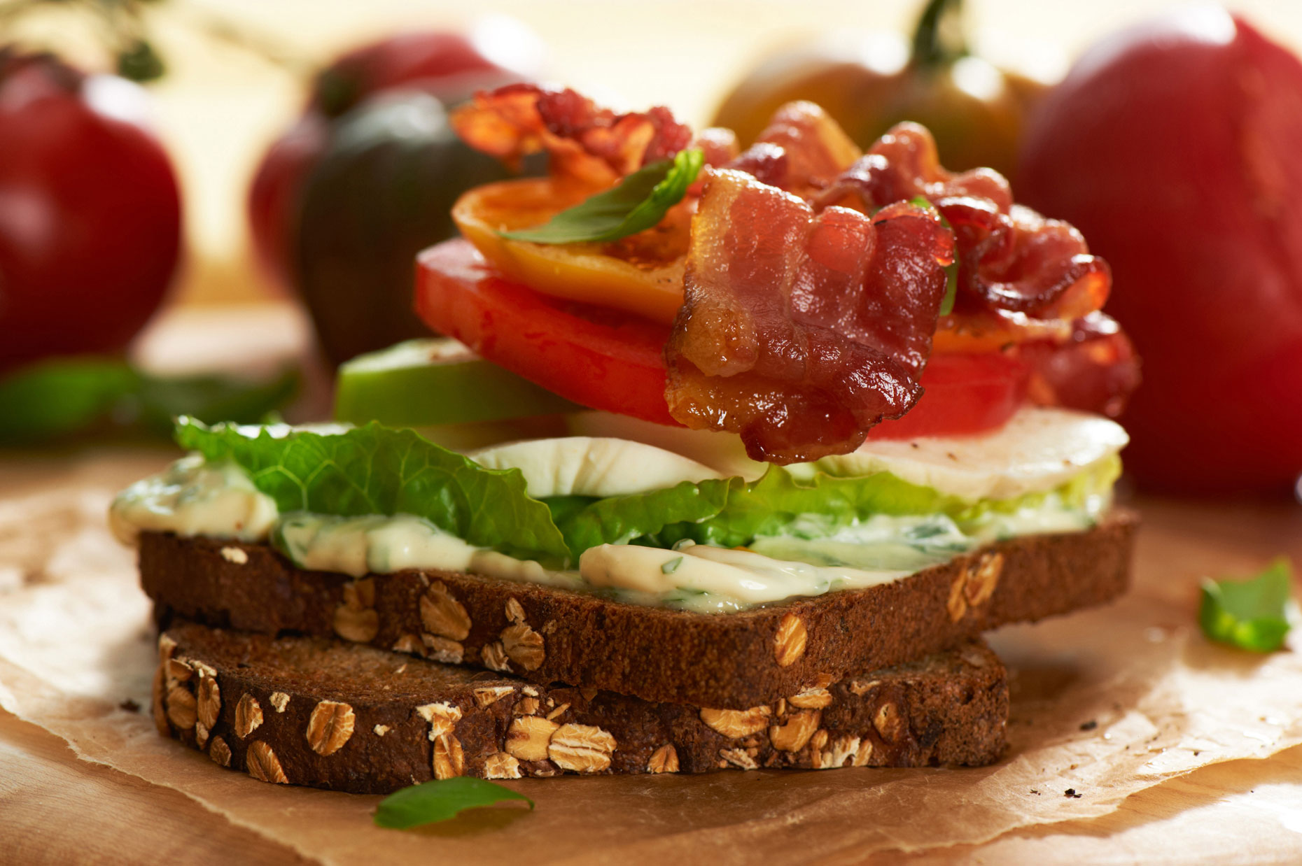 44-HellmannsTripple_Tomato_Cheese_Sandwich_Bacon_close_0064